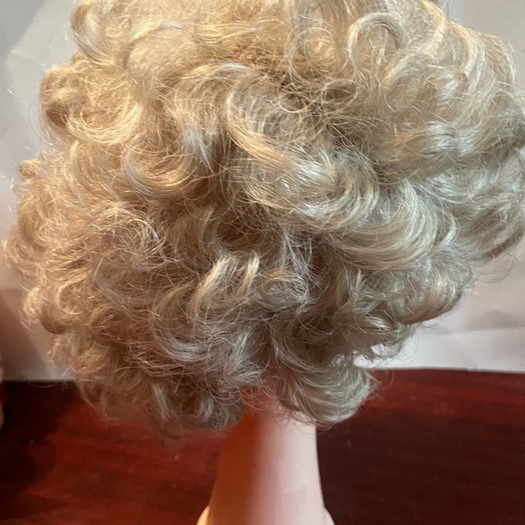 Paula Young Morning Glory Size A 1063 Curly Short Wig Golden Wheat Ash Blonde - Picture 4 of 10